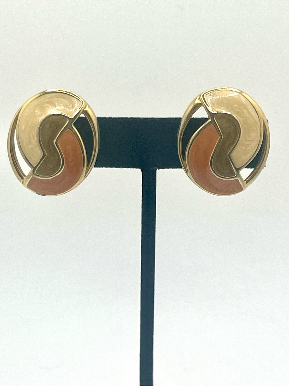 Vintage abstract enamel clip on earrings gold tone peach taupe cream
